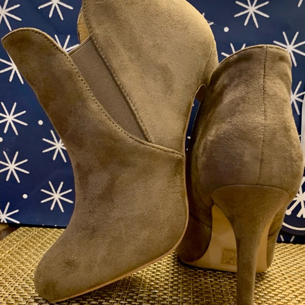 Size 8.5 Bella Marie heels. Never been worn!!!